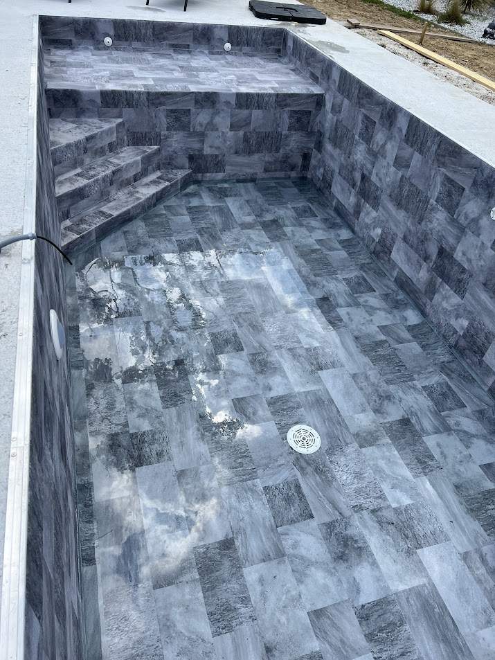 Remplissage de piscine à membrane en Stonelite gris Dax