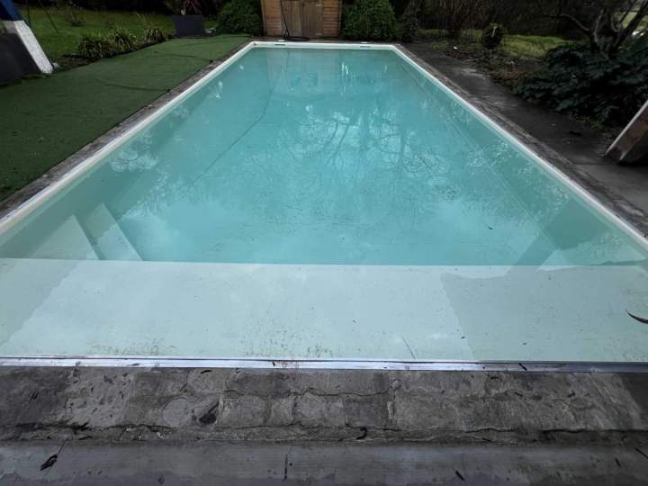 Construction piscine avec membrane blanche Dax